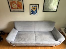 hellblaues 2er Sofa, gebrauchter Zustand