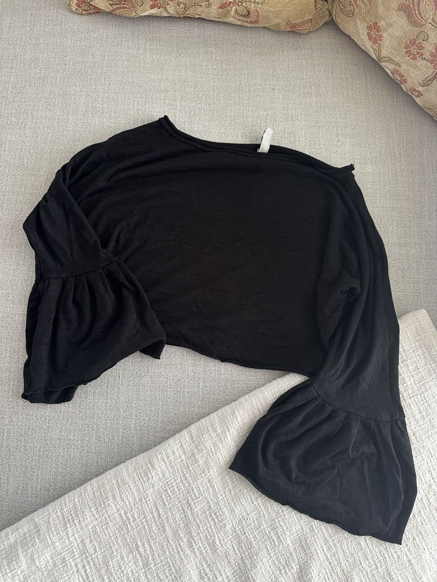Pullover & Sweatshirts: Pullover, schwarz, S, mit Glocken-Ärmel, River – Gebraucht aus Wattenwil von nid_p9fx