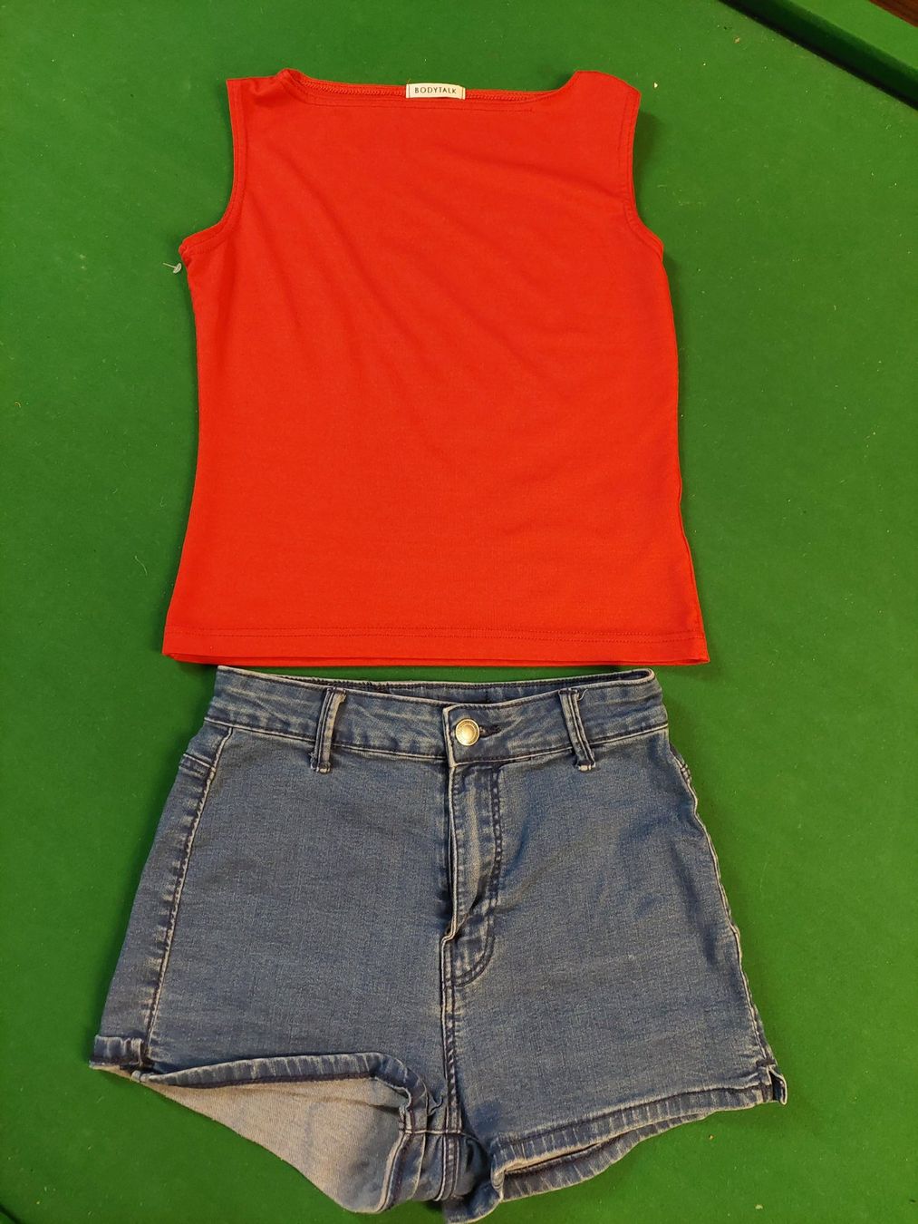 Lotti di vestiti: Shirt und Shorts / Hotpants – Usato da Wynau venduto da Meysi