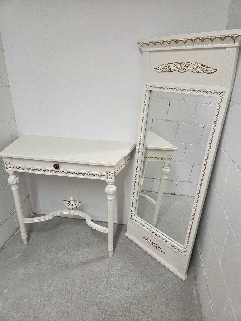 Specchi: Scandinavian Vintage Cream Console Table with Mirror – Usato da Horgen venduto da Hunninko