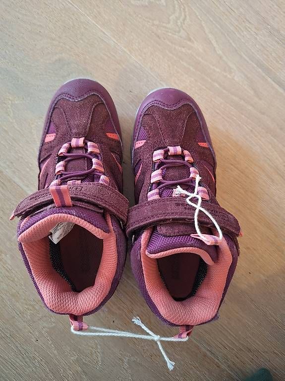 Schuhe für Mädchen: Chaussures de marche taille 32 – Gebraucht aus Chéserex von aux_p86n
