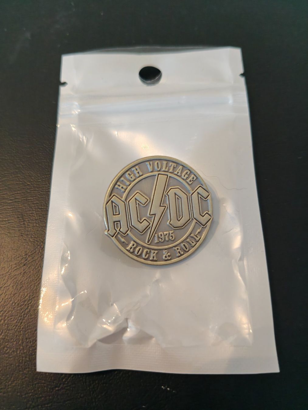 Spille & Fermagli: AC/DC Pin – Nuovo e nell'imballaggio originale da Vaglio venduto da Dabia