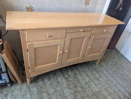 Schöner Schrank aus Holz