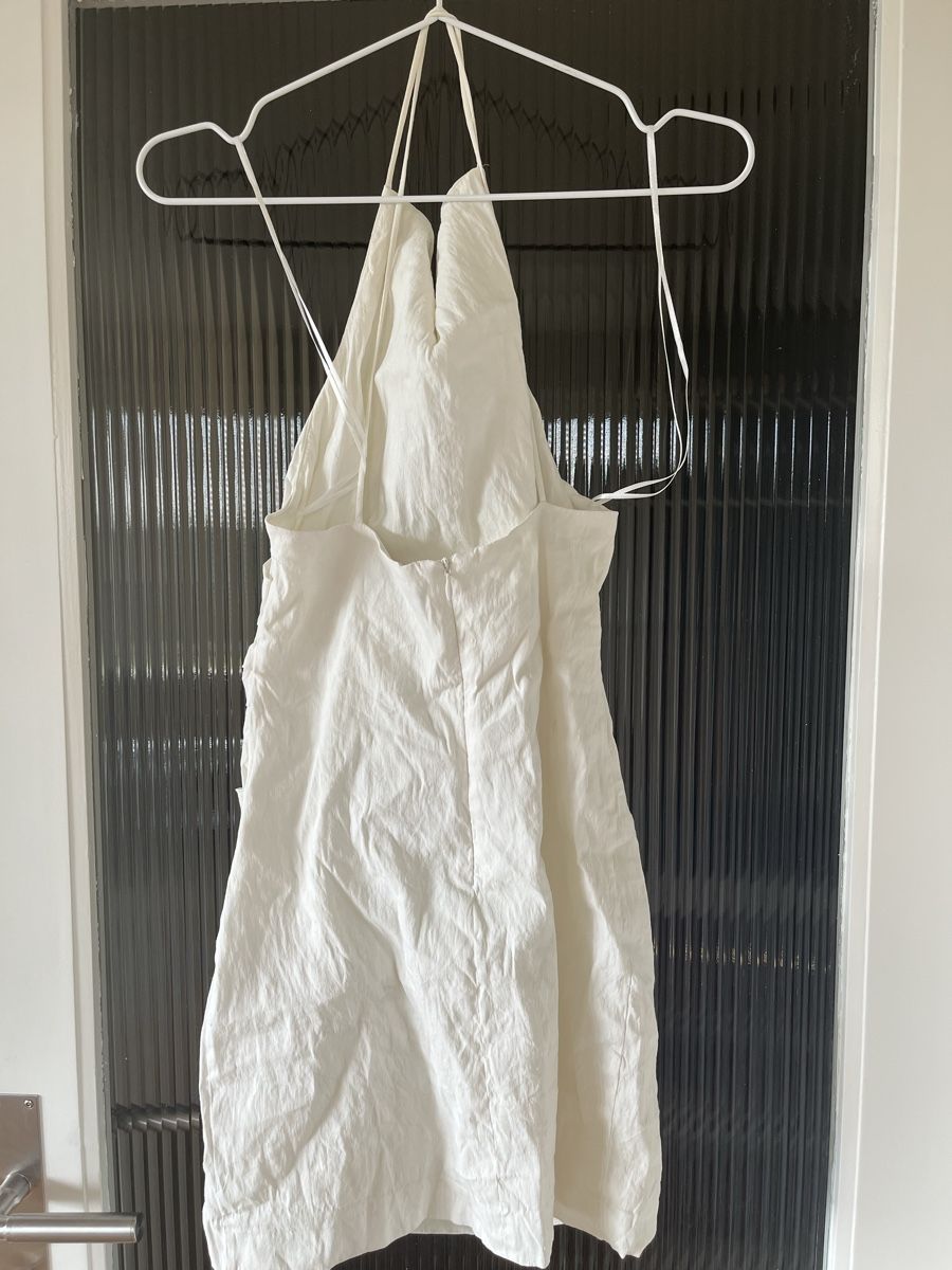 Zara Robes: Robe mini blanche  Zara  – D'occasion à Fribourg par ine_y5jc 1