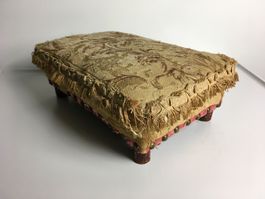 Schemel Stoff überzogen antik?