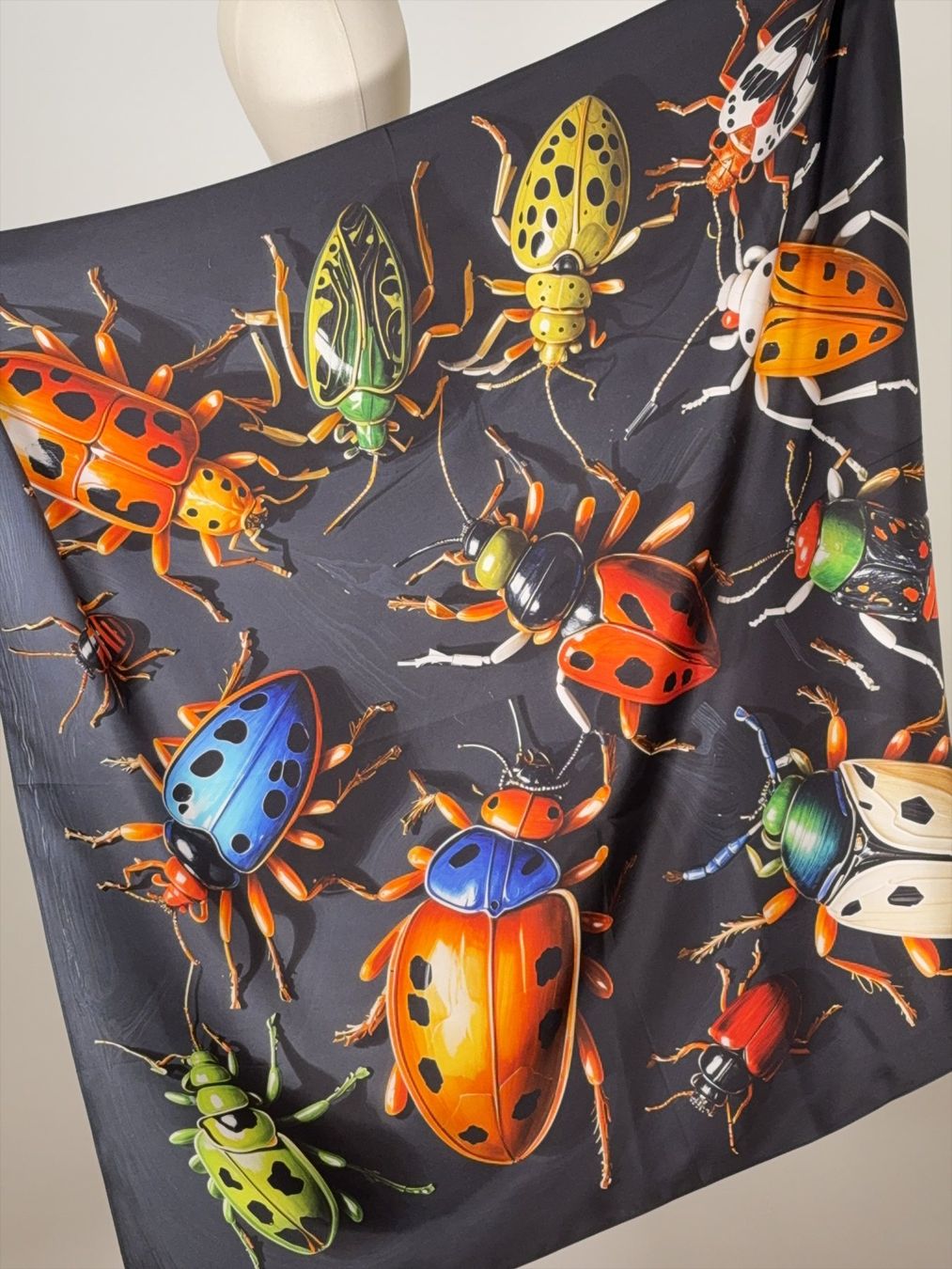 Foulard & Sciarpe: Schöner Seidenfoulard "Bugs – Nuovo e nell'imballaggio originale da Dättwil AG venduto da AnDani2. 1