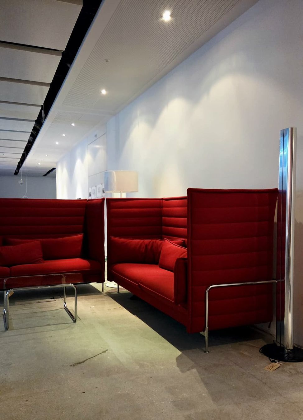 Vitra Sofas: Vitra Alcove 3er Sofa Rot – Gebraucht aus Zürich von Zapro 1