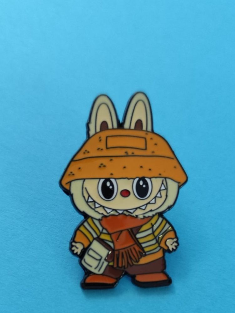 Placchette & Badge: Pin: Labubu Herbstlich mit Hut & Tasche... ca. 4 cm – Nuovo e nell'imballaggio originale da Bettingen venduto da hamau2012