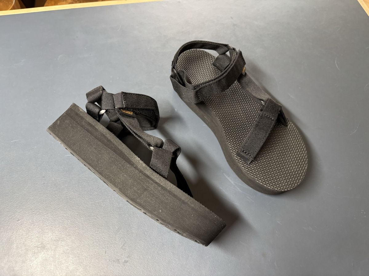 Teva Chaussures femmes: Teva Flatform Universal Sandale, Neu, Gr. 39, schwarz – Neuf avec emballage d'origine à Zürich par hupsu