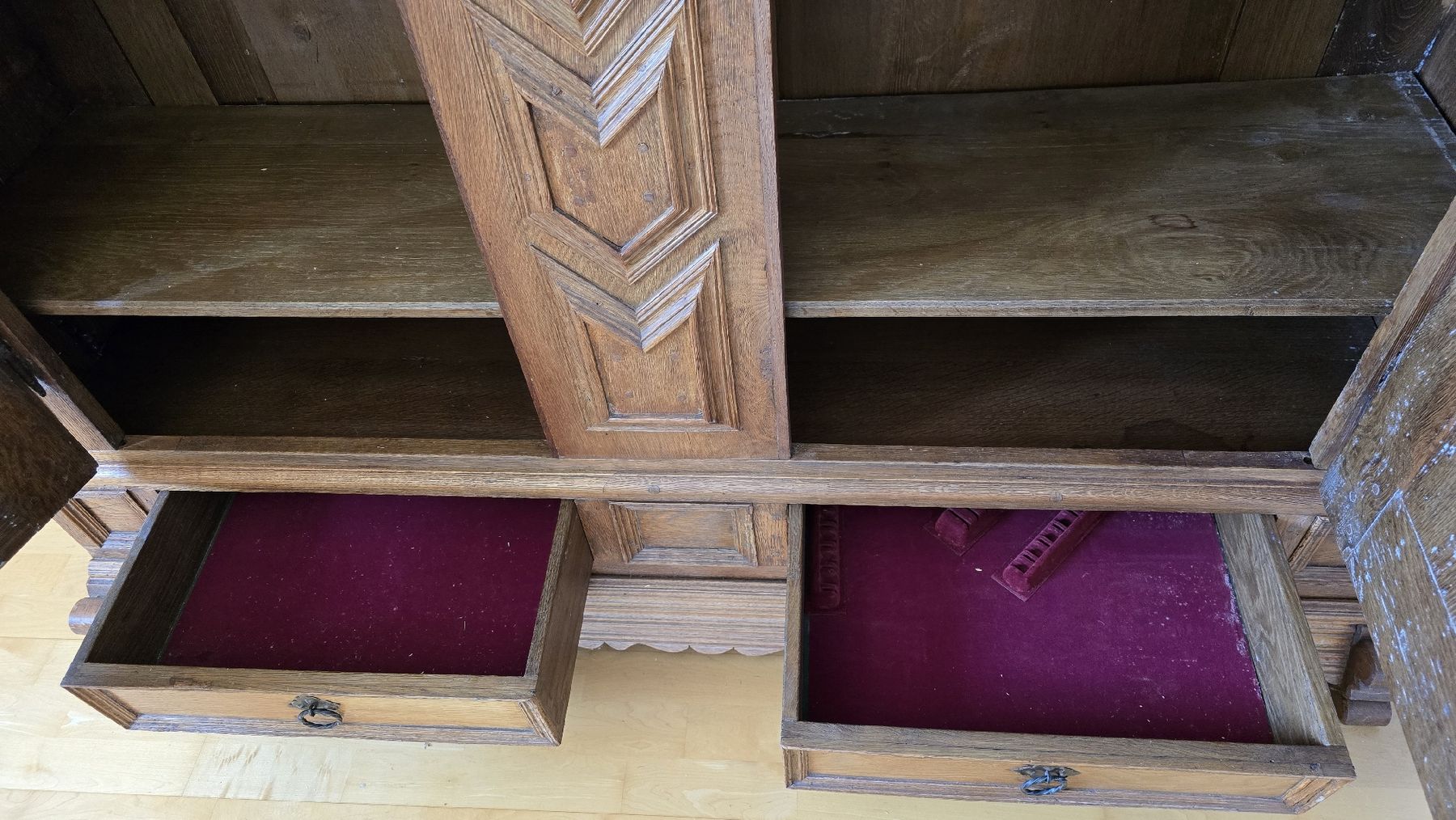 Armadi: Massiver alter  Holz Schrank  – Usato da wallisellen venduto da funkelsternchen5 6
