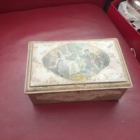 Alte Blechdose mit Motiv nostalgisch gebraucht