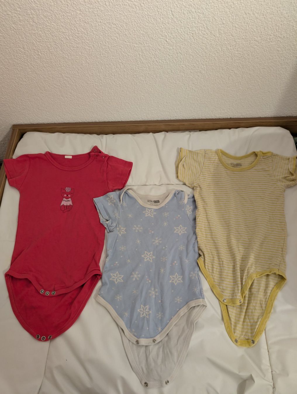 Biancheria intima: drei Baby Bodys – Usato da Buchs ZH venduto da nudle10