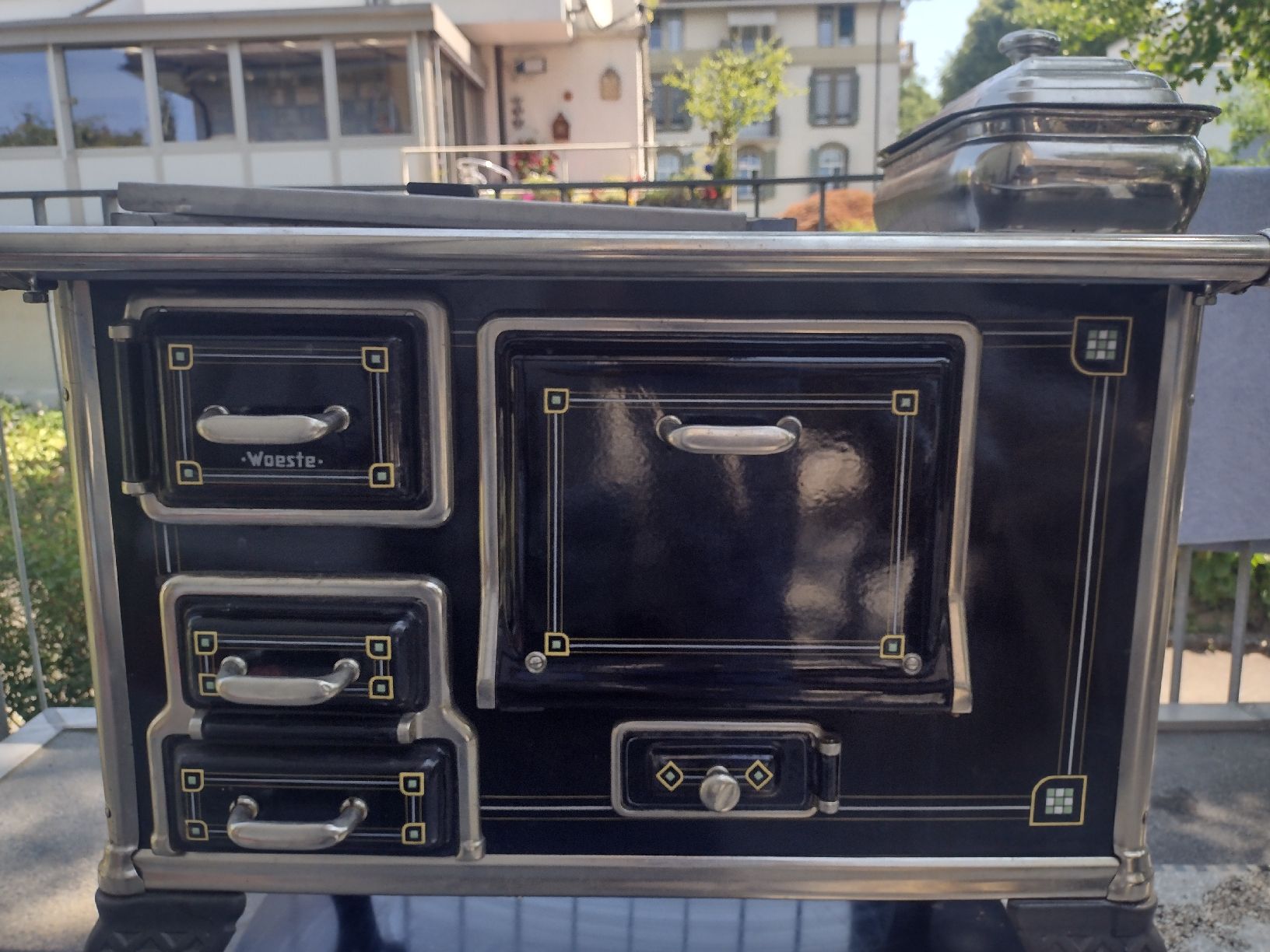 Altri mobili d'antiquariato: Beautiful Antique Enamel Grill with Propane Gas Conversion – Usato da Zürich venduto da TrainLine 7