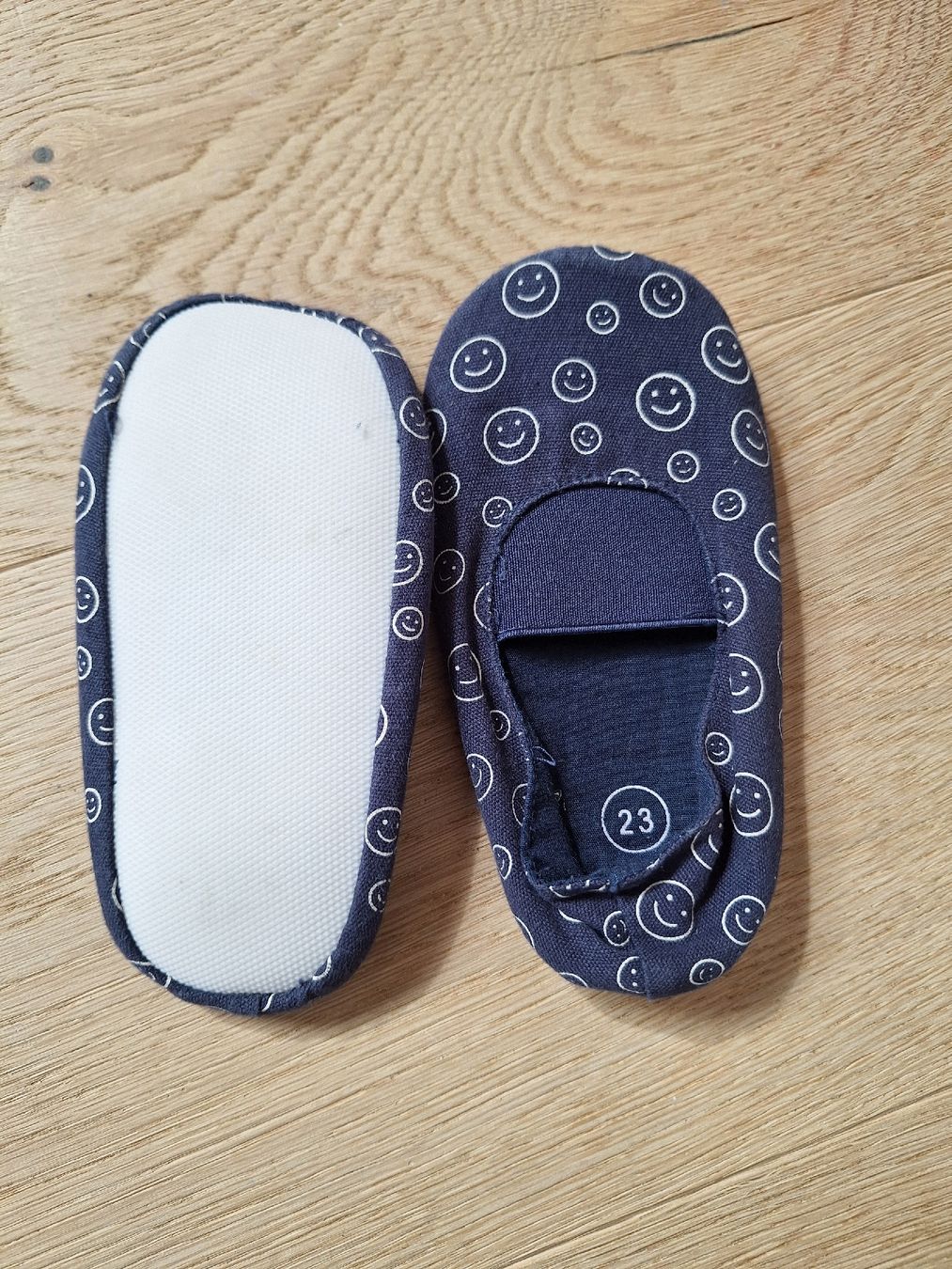 Schuhe für Jungen: Turnschläppli Grösse 23 dunkelblau Smiley – Gebraucht aus Hämikon von soso4smile
