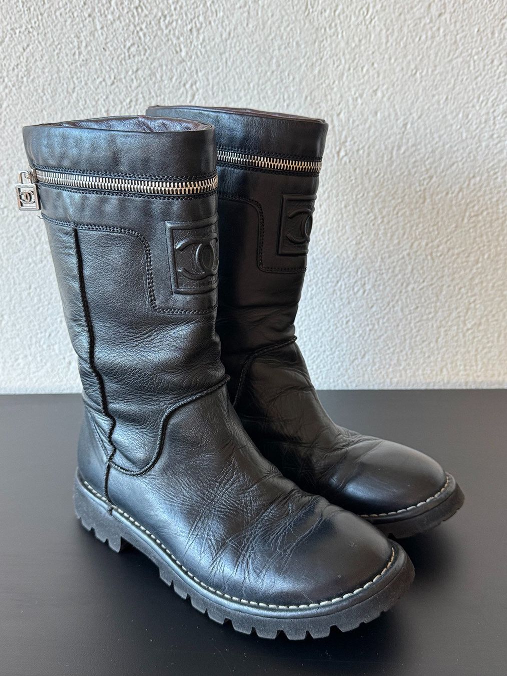 Chanel Scarpe da donna: Biker boots Chanel en cuir noir – Usato da Zürich venduto da catherinegisele