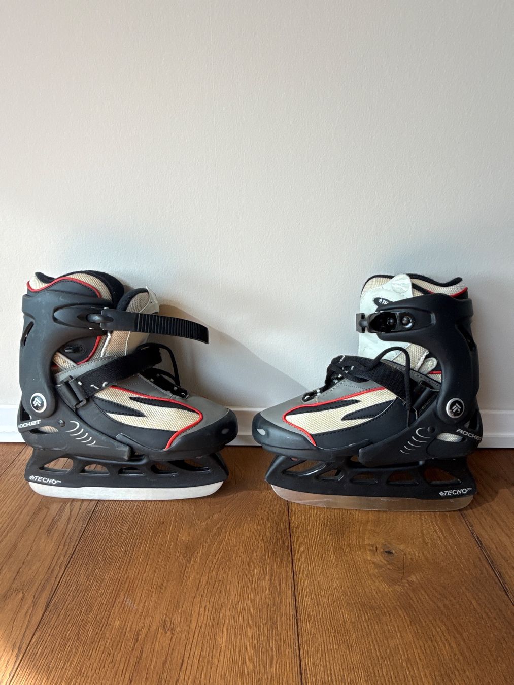 Patins à glace: TECNO PRO SCHLITTSCHUHE – D'occasion à Zürich par SWKA