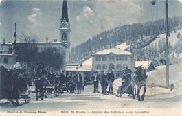 St. Moritz GR Abfahrt der Skifahrer beim Kulmhotel Pferde