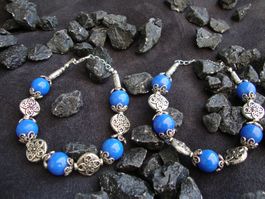 Zwei Armbänder mit blauen Achat-Edelsteinperlen