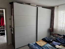 Grosser Schwebetüren-Schrank