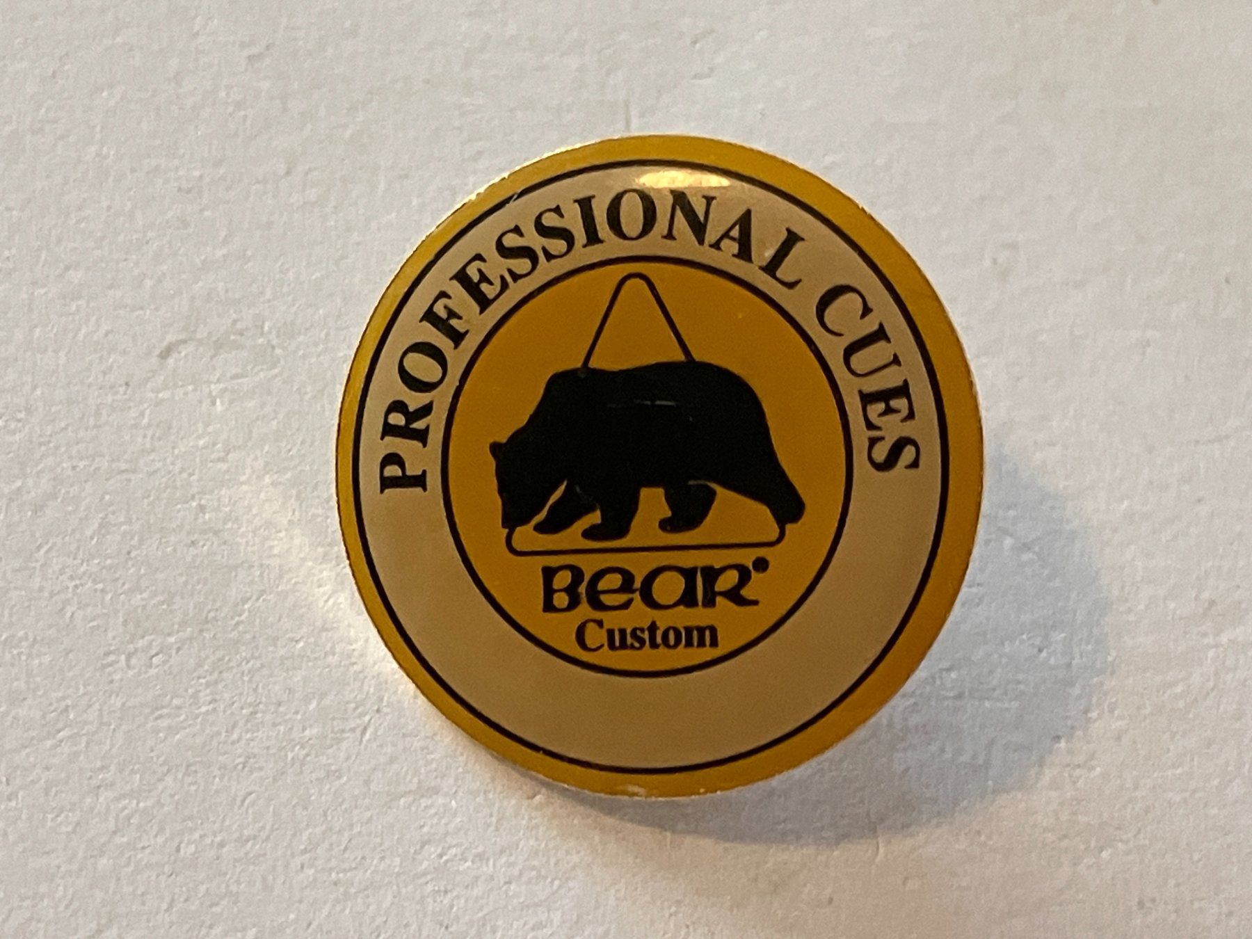 Plaketten & Abzeichen: 1 Pin Bear Custom Professional Cues – Gebraucht aus Basel von djwwpp