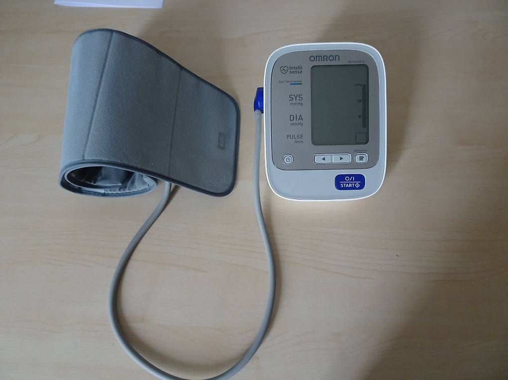 Attrezzature mediche: Blutdruckmessgerät OMRON M6 Comfort – Usato da Embrach venduto da urk_pc7n
