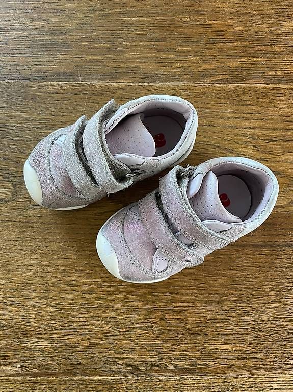 Chaussures garçon: Lauflernschuhe violett-glitzer Nr.18 – D'occasion à Siglistorf par nin_gl2p 1
