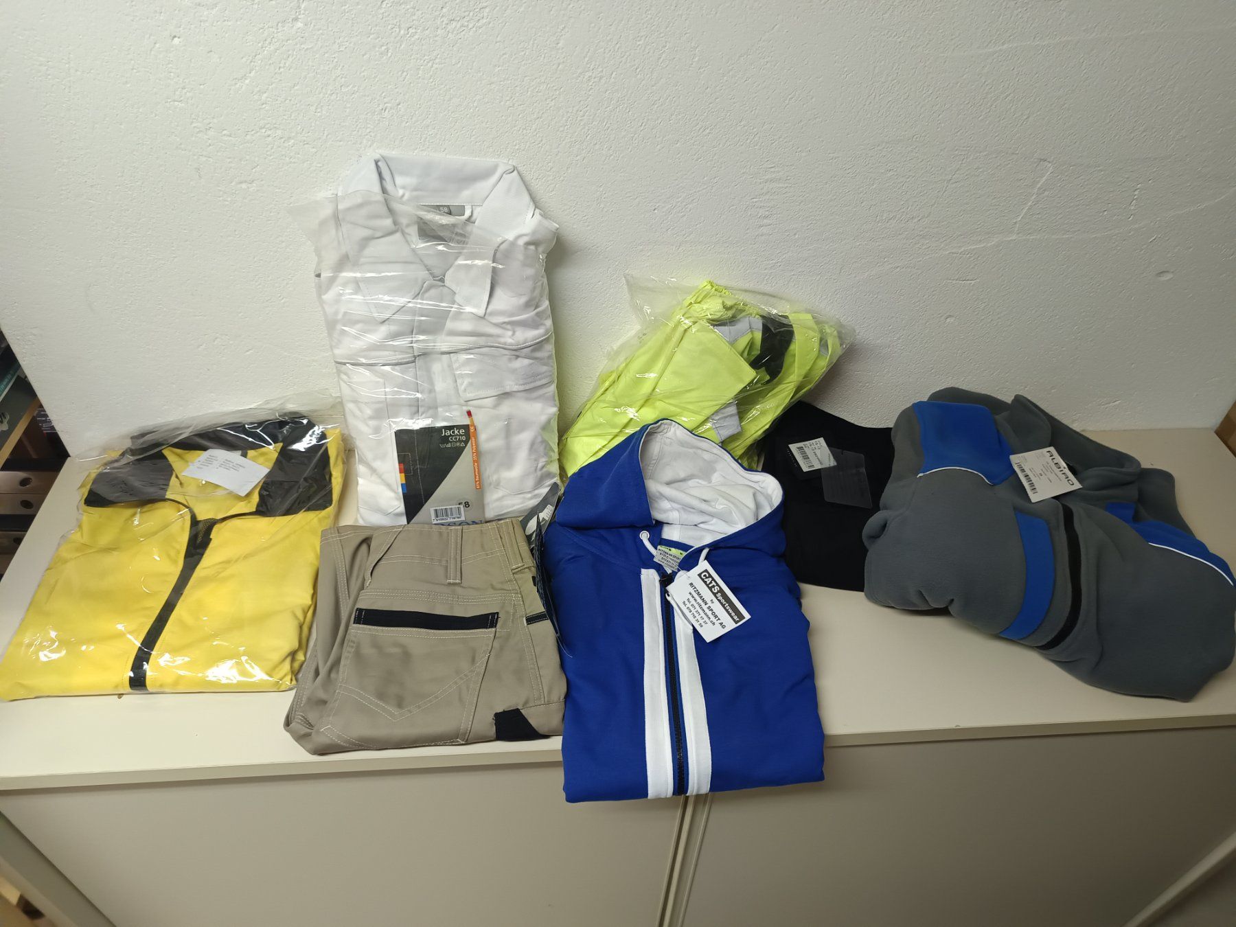 Kleiderpakete: Diverses Kleider Neuware – Neu und originalverpackt aus Rüthi (Rheintal) von Balty