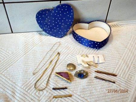 Lot mit Broschen, Halsketten, Ohrstecker, Krawattennadeln