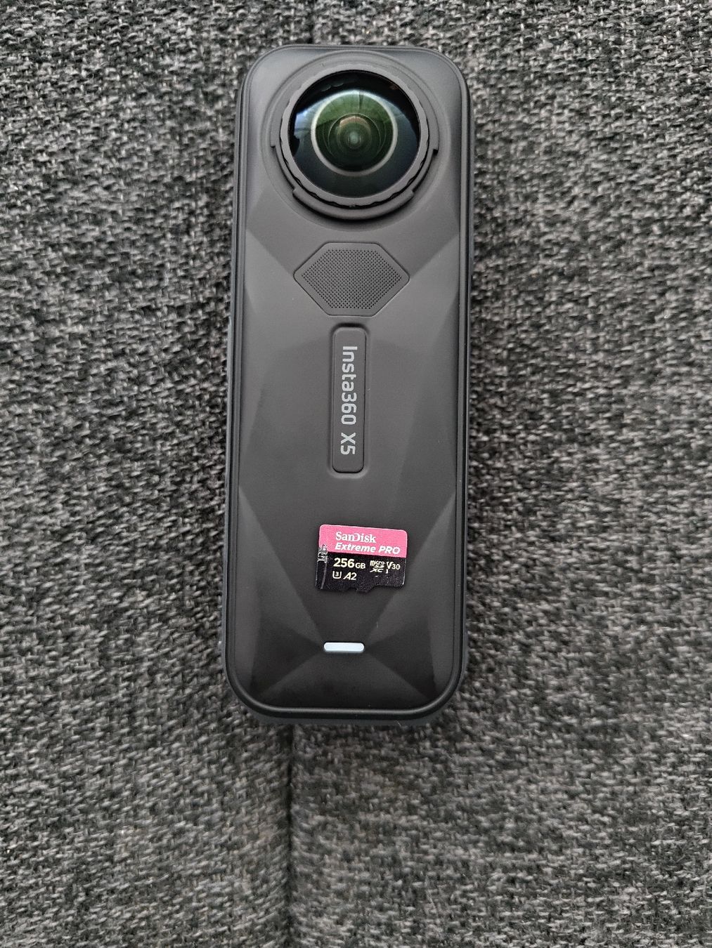 Insta360 Action Cam: Insta360 X5 8K Action Cam — Essentials Bundle – Usato da Haslen GL venduto da yan_8kz5 1