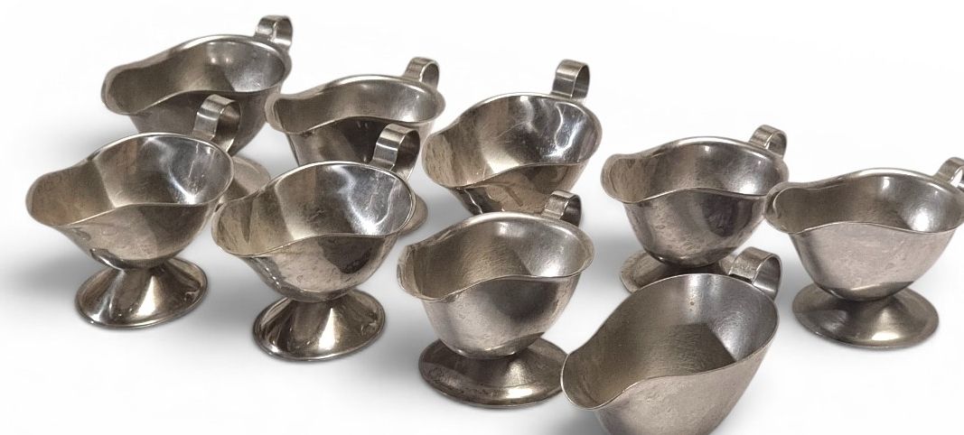 Ciotole: 9er Set Saucièren aus Metall. – Usato da Zürich venduto da Pinogaudio
