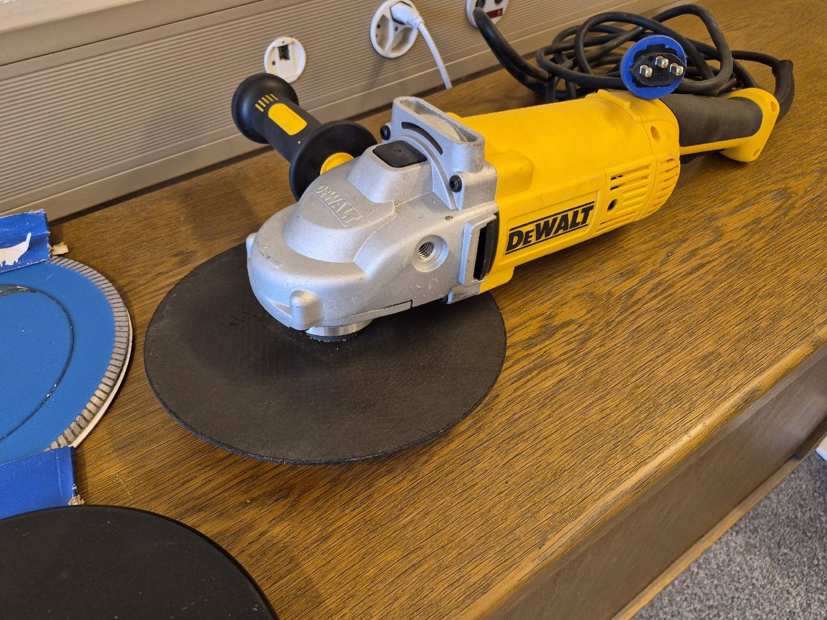 Tutte le macchine: Trennschneider DEWALT – Usato da Teufenthal AG venduto da ChT. 1