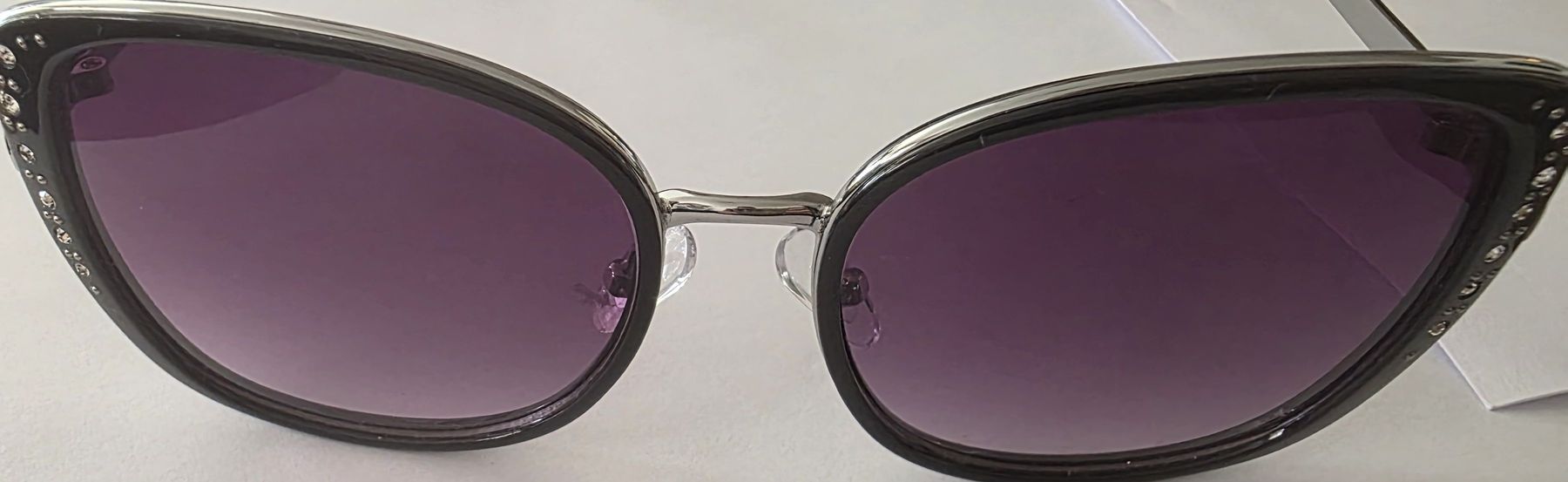 Occhiali & Lenti: Elegante Sonnenbrille mit Strass-Details – Usato da Horw venduto da Zedy01