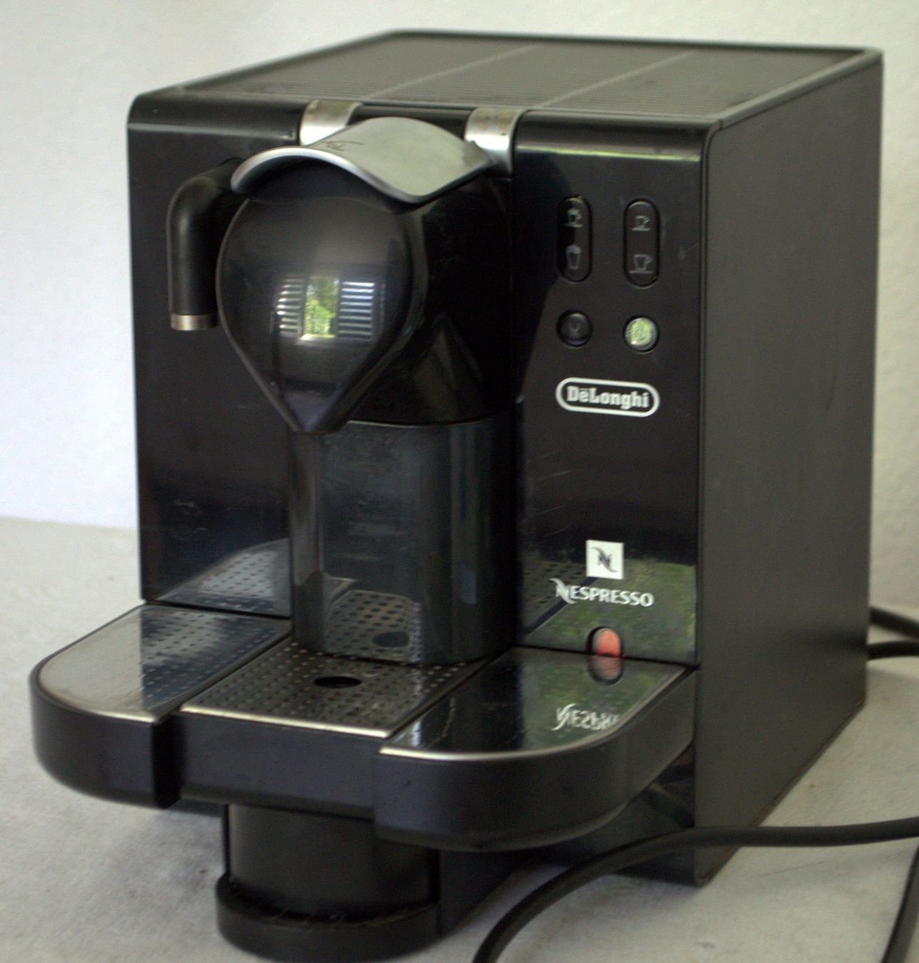 De'Longhi Kaffeemaschinen & Espressomaschinen: Nespresso Delonghi Kaffeemaschine / machine à café – Gebraucht aus Collonges von arashee 2