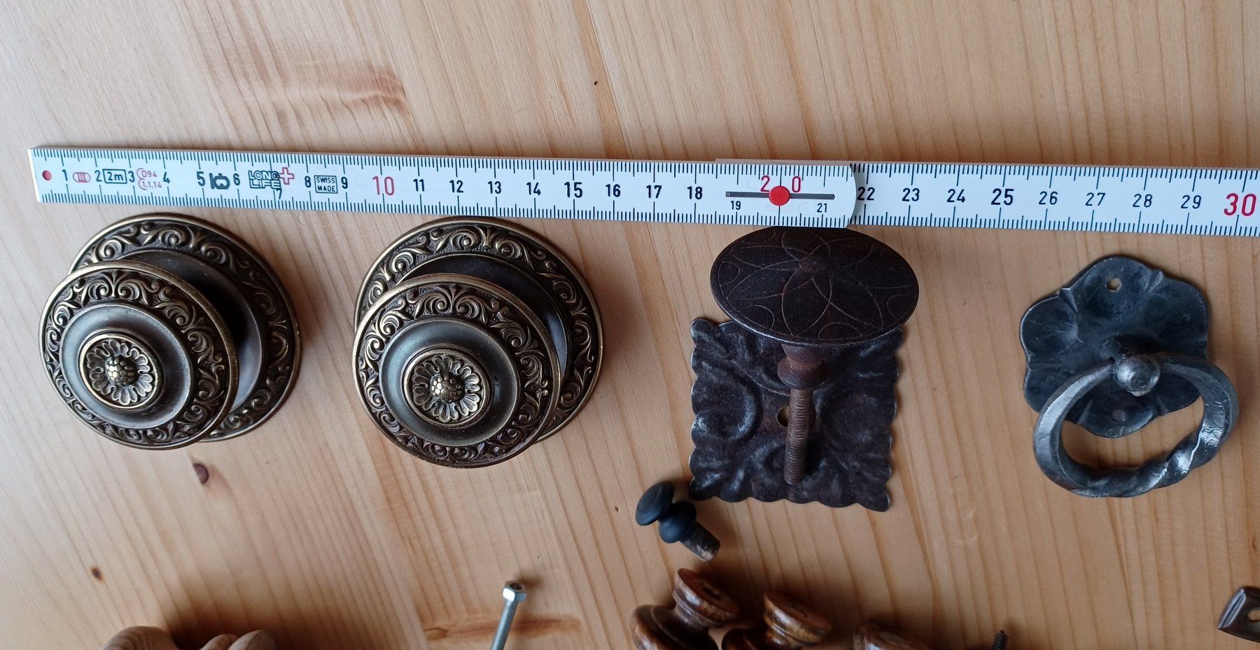 Eisenwaren: 23 Stk. alte Möbel- Knöpfe, Messing, Holz und Eisen. – Gebraucht aus Lommis von zozzen 7