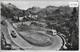 Sustenstrasse mit zwei Postautos