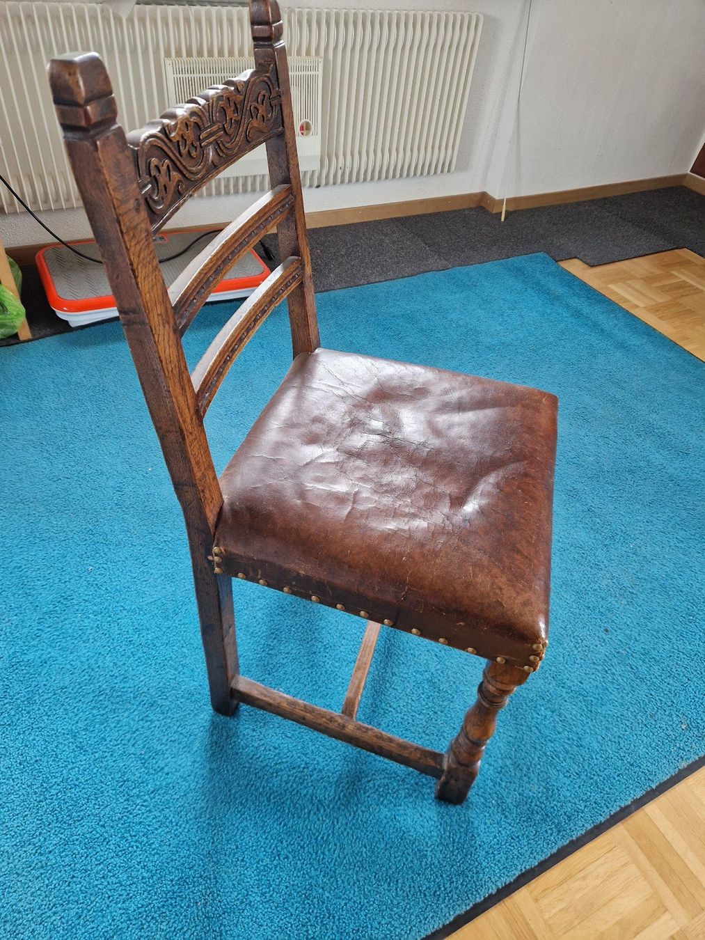 Chaises: Stuhl Holz mit Lederpolster – D'occasion à Aefligen par Akoni 1