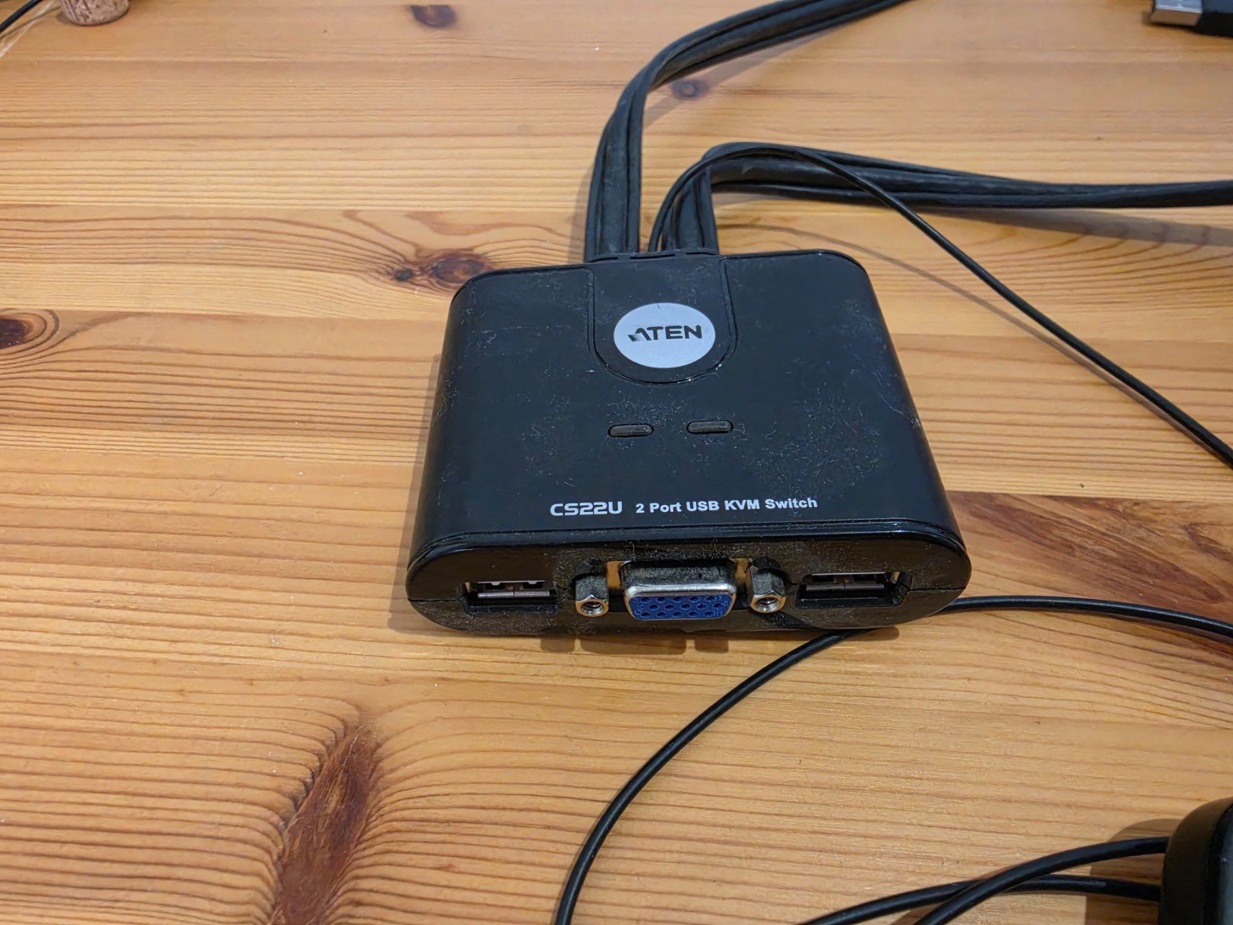 Hubs & Switches: ATEN CS22U 2 Port USB KVM Switch – Gebraucht aus La Tour-de-Peilz von Gbes 1