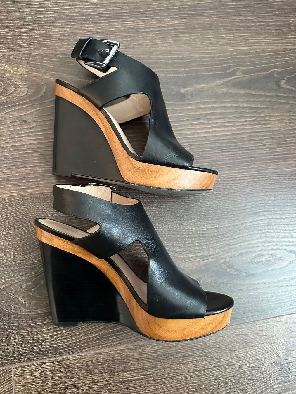 Michael Kors Scarpe da donna: Michael Kors Ledersandalen mit Absatz, Gr. 37.5 – Usato da Basel venduto da morochadelsur