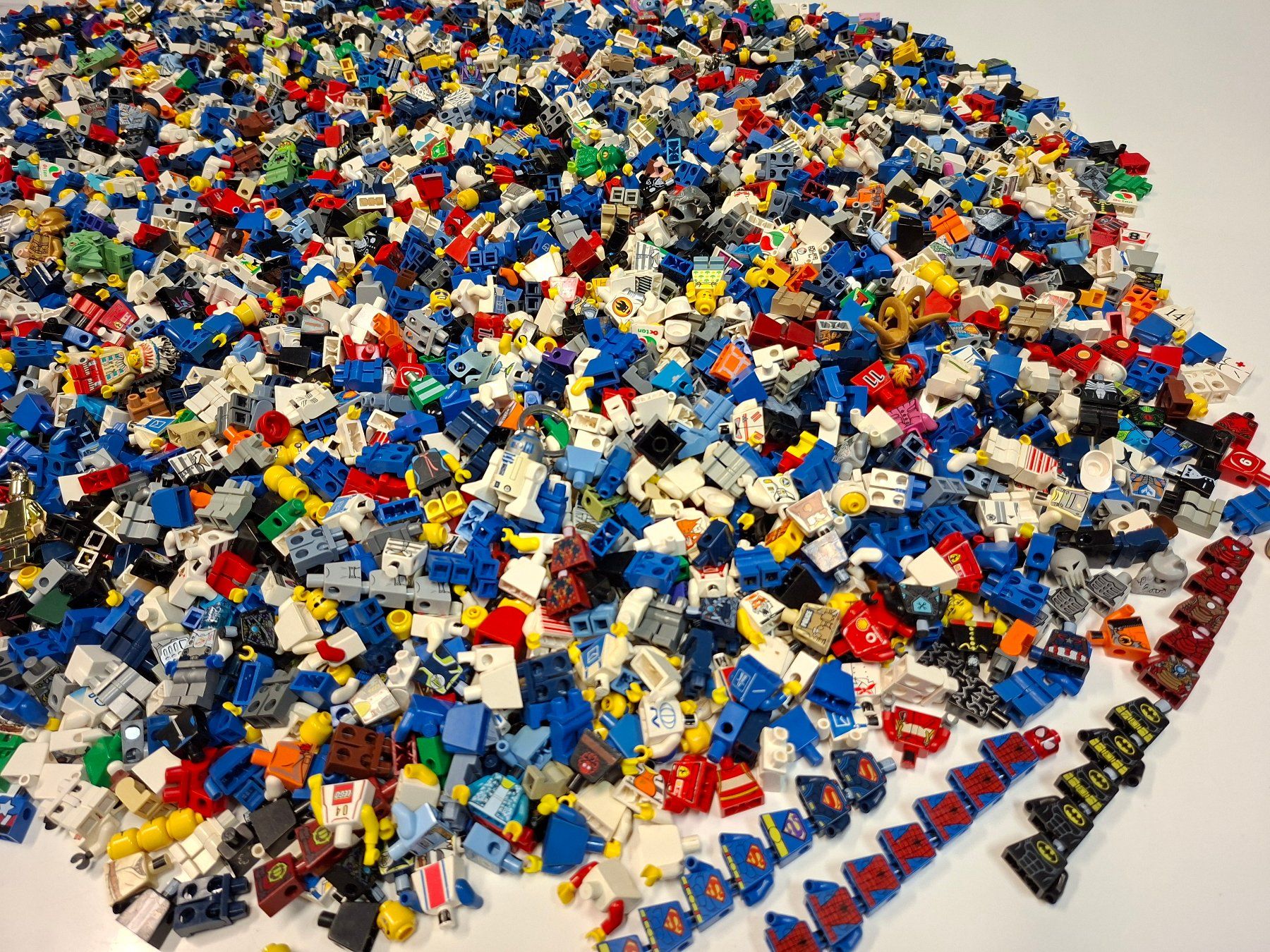 Lego Spielzeuge: Lego Minifiguren 7,7 kg – Gebraucht aus Sils im Domleschg von AMAG_AUDI_ZH 4