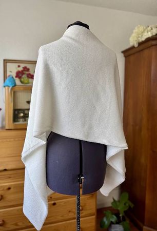Neuer Schal von Bianco Evento zum Brautkleid