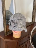 Jolie chapeau à l’ancienne en lin gris pour l’été