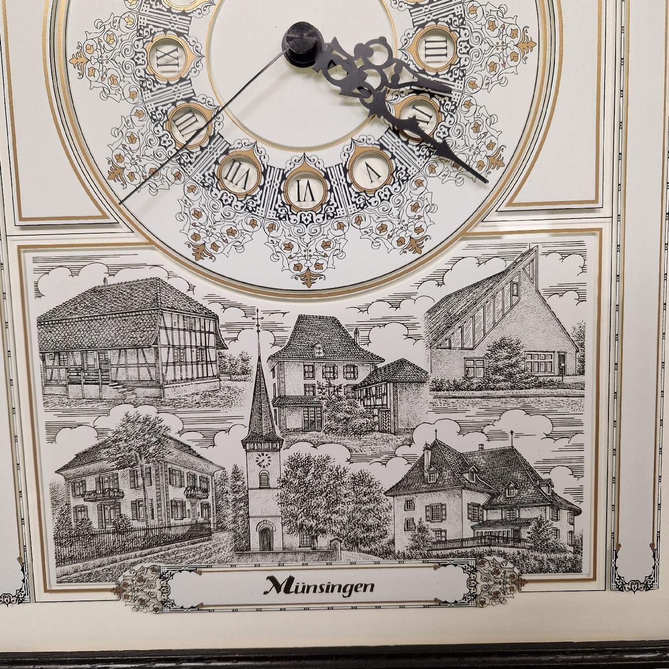 Orologi da terra & Orologi da parete: Wanduhr mit Münsingen Motiv – Usato da Bern venduto da latrouvaillebern 1