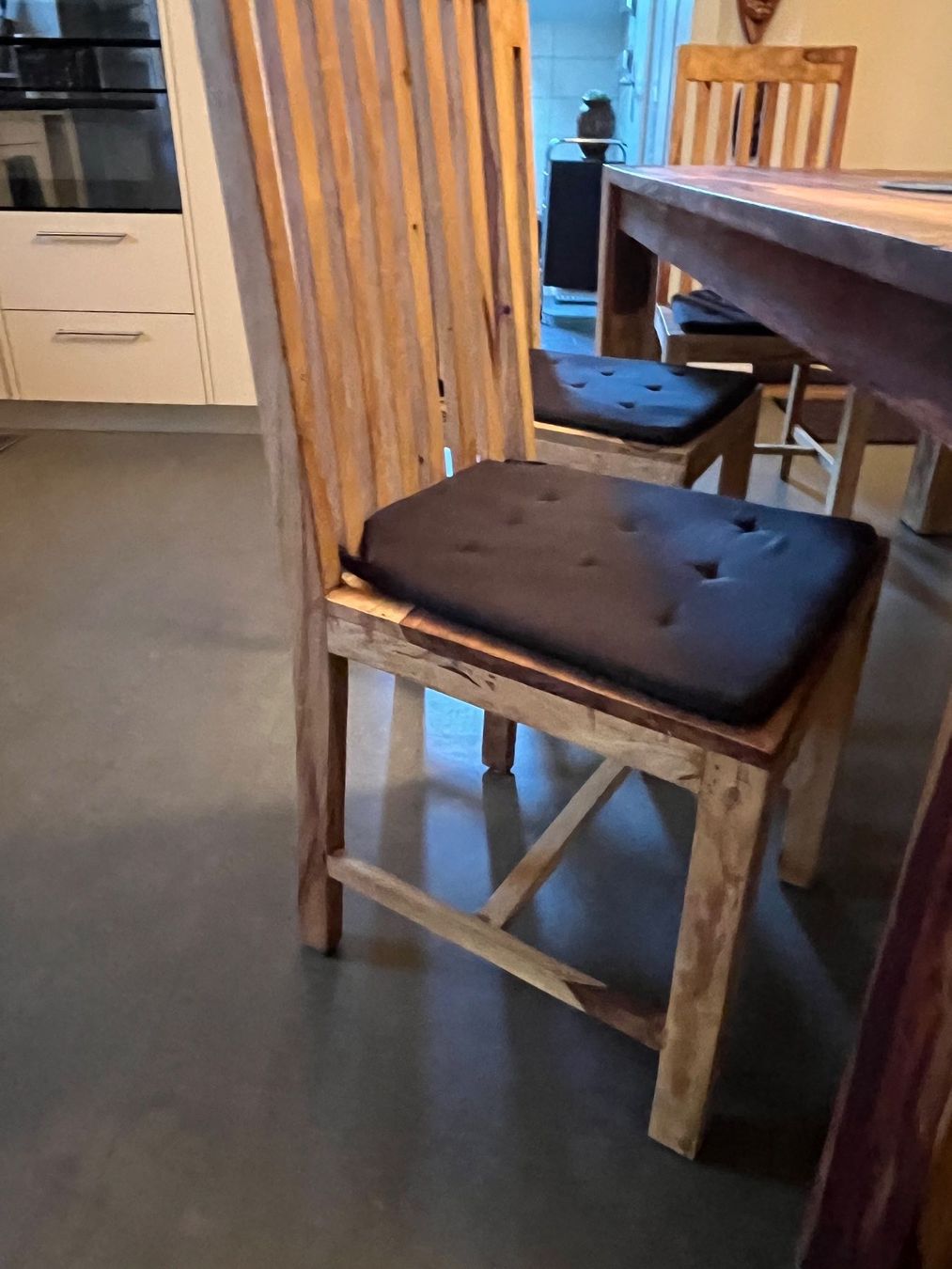 Set di tavolo e panche: Esstisch Design mit 4 Stühlen und einer Sitzbank – Usato da Weisslingen venduto da Eniclote 1
