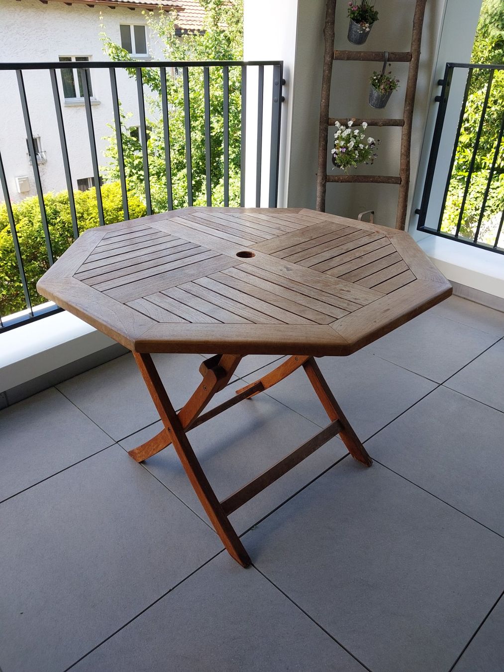 Set di tavolo e panche: Holz Gartentisch mit 4 Klappstühlen – Usato da Zürich venduto da 7078 1
