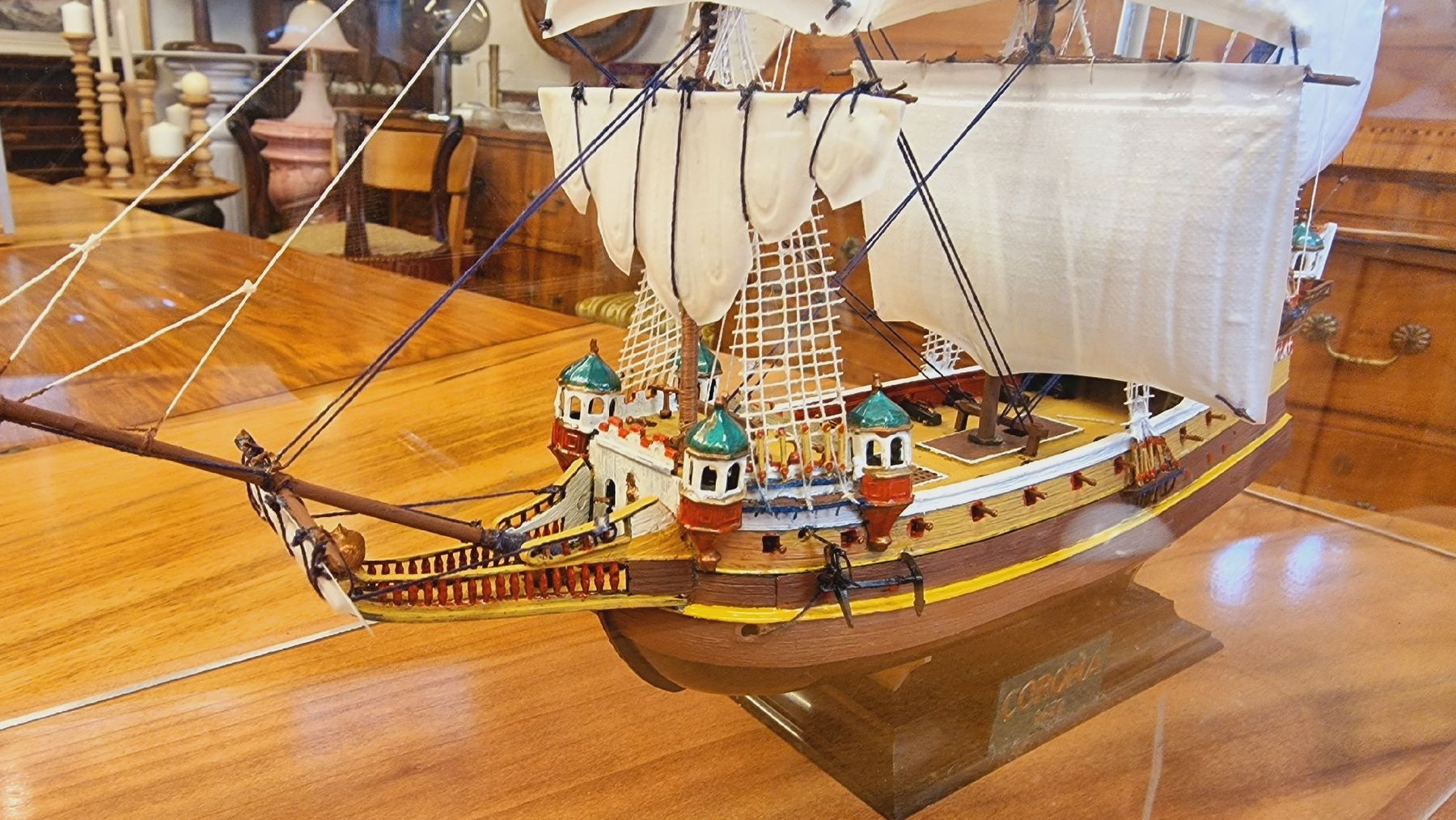 Kit di modellismo & Modellini statici: Schönes Modellschiff "Corona 1450" mit Vitrine – Usato da BERN venduto da Intarsia 2