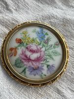 Vintage Porzellan-Brosche mit Blumenmotiv – „M.G.“ Markung