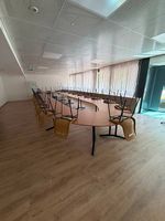 Seminartisch mit Stühle in gutem Zustand