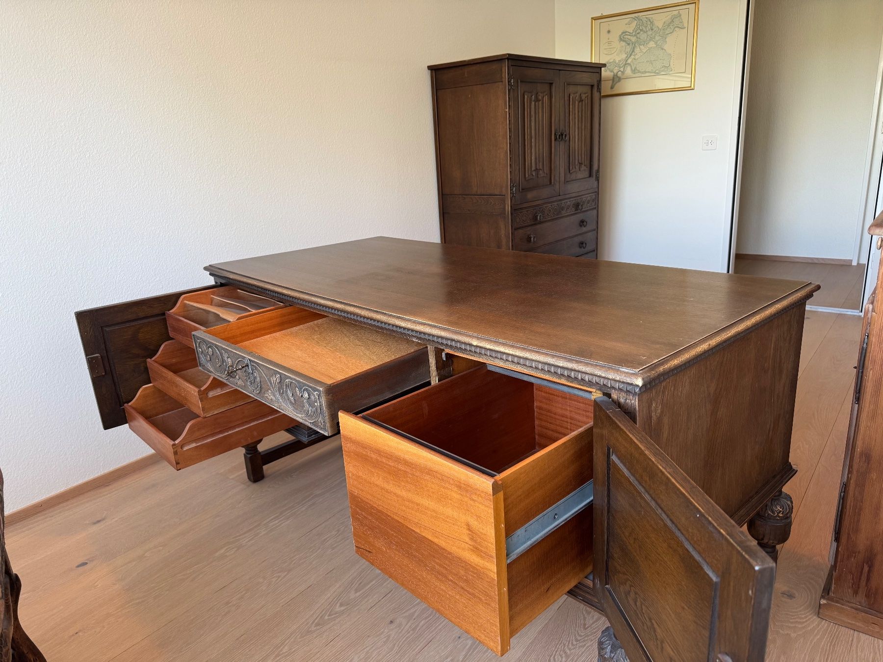 Set di tavolo e panche: Antiker Schreitisch mit Schrank – Usato da Münsingen venduto da mst311 6