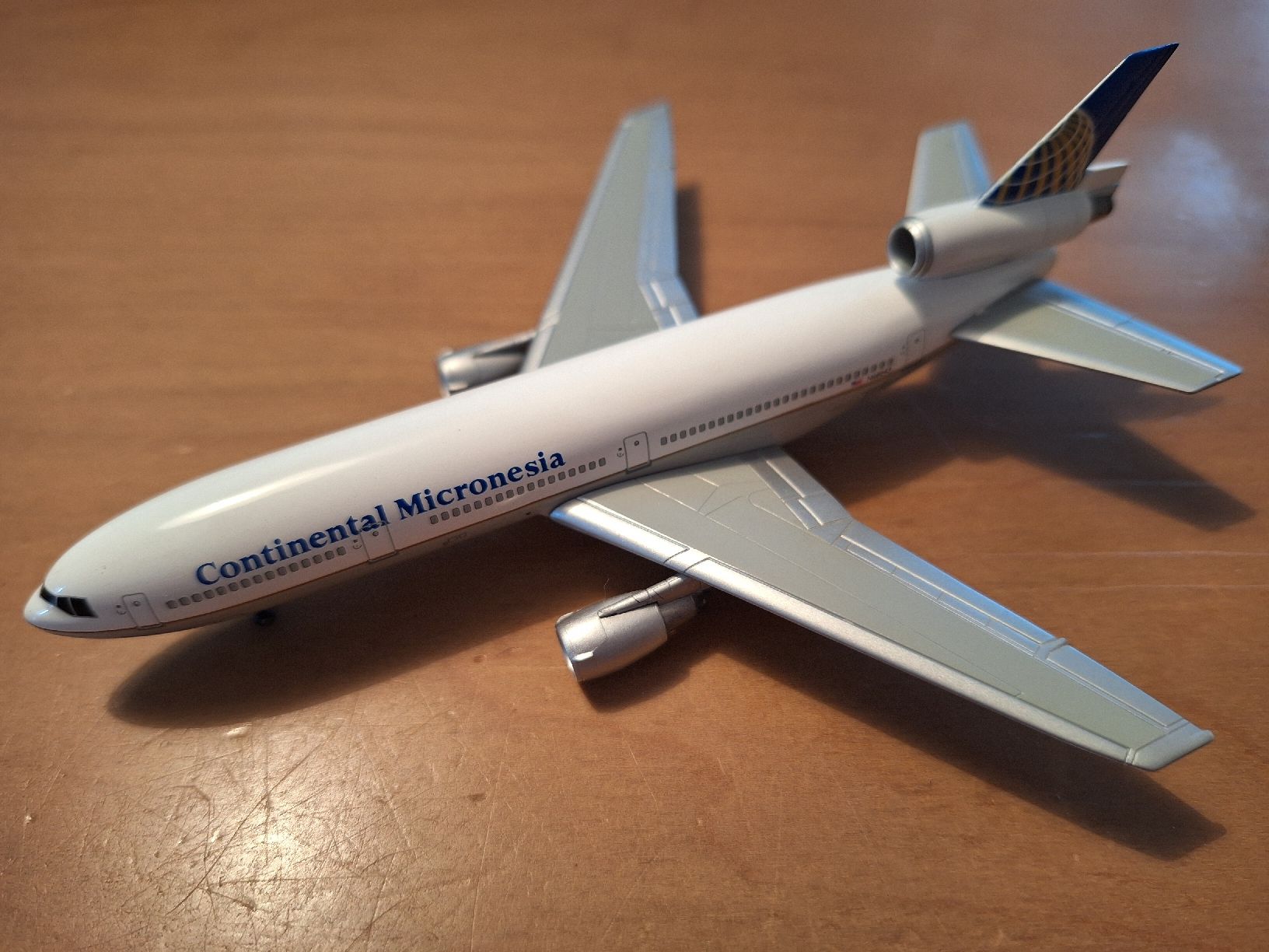 Modellbausätze & Standmodelle: DC-10 Continental Micronesia 1:400 – Gebraucht aus Sargans von nicsam1815 1