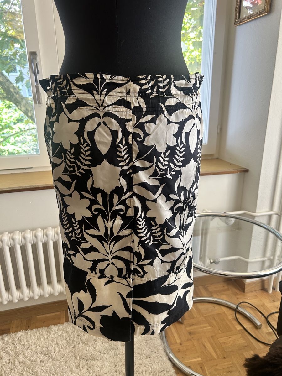 Prada Gonne: Prada Vintage-Rock schwarz/creme mit Blumenprint – Usato da Zürich venduto da Seraphine_1302 1